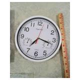 Vigorwise 8-Inch Wall Clock with Temperature and Humidity Gauge Vigorwise 8-Inch Wall Clock with Temperature and Humidity Gauge