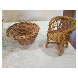 White Wicker Basket Set with Decorative Handle White Wicker Basket Set with Decorative Handle