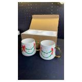 Potchen 2 Pcs Holiday Mugs Set Gift for Couple Parents, Coffee Cup with Golden Handle and Spoon, 10 oz Ceramic Tea Hot Cocoa Cups Gift for Family Home Kitchen Decor(Christmas Garland)