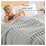 Exclusivo Mezcla Fleece Throw Blanket for Couch, Super Soft Striped Jacquard Bed Blanket, Lightweight Fuzzy Cozy for All Seasons, 50x60 Inches, Light Grey