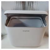 Compost Bin Kitchen for Countertop or Under Sink, 2.6 Gallon Hanging Small Trash Can with Lid, Garbage Can for Cabinet Door, Indoor/outdoor Food Waste Bin for Kitchen, Bathroom, RV, Office, White - Re