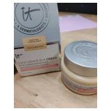 IT Cosmetics Confidence in a Cream - Hydrating and Anti Aging Face Moisturizer, Visibly Reduces Fine Lines and Wrinkles, Up To 48H Hydration, Repairs Skin Barrier, Squalane and Ceramides - 2 fl oz