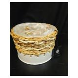 LiveTrends Hayward Ceramic Indoor Planter Pot Matte White 6.5\'x6.5\'x5.5\' - Retail: $20