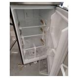 Vissani 10.1 cu. ft. Top Freezer Refrigerator in Fingerprint Resistant Stainless Steel- Retail: $499