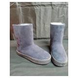 Amazon Essentials Women's Shearling Boot, Navy Microsuede, 6 - Retail $35 Amazon Essentials Women's Shearling Boot, Navy Microsuede, 6 - Retail $35