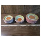 (24) piece Retro Swirl Pattern Dinner Plates Set (24) piece Retro Swirl Pattern Dinner Plates Set