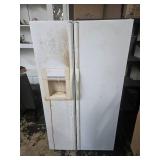 White westinghouse refrigerator works (NEEDS CLEANED) White westinghouse refrigerator works (NEEDS CLEANED)