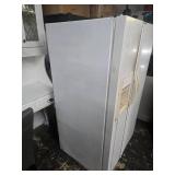 White westinghouse refrigerator works (NEEDS CLEANED) White westinghouse refrigerator works (NEEDS CLEANED)