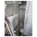 White westinghouse refrigerator works (NEEDS CLEANED) White westinghouse refrigerator works (NEEDS CLEANED)