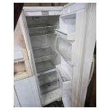 White westinghouse refrigerator works (NEEDS CLEANED) White westinghouse refrigerator works (NEEDS CLEANED)