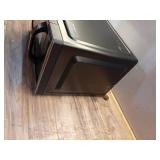 21 in. 1.1 cu. ft. 1000-Watt Countertop Microwave Oven in Fingerprint Resistant Stainless Steel and Bar Handle (Missing Plate) - Retail: $89