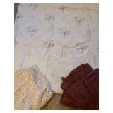 Full/Queen bedspread and 2 round tablecloths, pillow sham and pillow cases