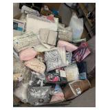 Wholesale Mixed Bedding, Bath, Decor and Textile Lot - Retail: $1250 Wholesale Mixed Bedding, Bath, Decor and Textile Lot - Retail: $1250