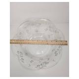Clear Glass Serving Bowl with Floral Pattern Clear Glass Serving Bowl with Floral Pattern