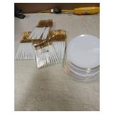 LIYH 96 Pcs White Gold Dessert Plates with Dessert Forks,48 Plates and 48 Forks,Gold Cake Appetizer Plastic Disposable Plates for Tea Parties,Birthdays,Wedding,Valentine