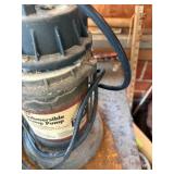 Submersible Sump Pump & Straw Hat -- Gar