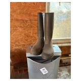 Paper Shredder & Size 10 Rubber Boots -- Gar