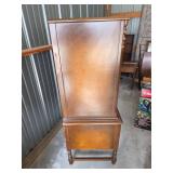 Traditional Maple Wood Chest of Drawers with Turned Legs