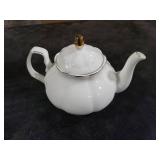 PRECITIME 27oz White Porcelain Teapot with Gold Trim, Classic Ceramic Teapot for Loose Leaf Tea & Tea Bags, Elegant Small Teapots for Daily Use or Gifts