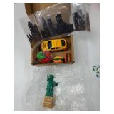 9 Pcs New York Cake Decorations New York Party Decorations Mini Statue of Liberty Yellow Taxi Apple Skyscraper Borders Hot Dogs for American Theme Party Birthday NYC Souvenirs Gift. STATUTE ARM BROKEN