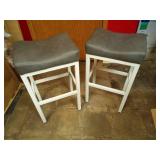 Raynesys Counter Height Bar Stools Set of 2, 24 Inch Barstools for Kitchen Island Counter, Bonded Leather Kitchen Stools with Thick Saddle Seats & Heavy Duty Metal Base, Easy Assembly, Gray/White - Re