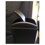 Xeabia 4.5 Gallon Plastic Swing Lid Trash Can, Swing-Top Trash Bin, Black - Retail: $27