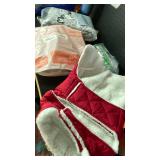 KYEESE Dog Coat Thick Pets Clothes with Pocket Waterproof Dogs Jacket with Fleece Lined Windproof Dog Coats for Small Dogs Soft Pet Sweater for Cold Weather Warm Pet Winter Puffer Coat with Leash Hole