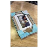 Pearhead Mommy and Me Rustic Keepsake Picture Frame, New Mom and Expecting Mom Accessory, Gender-Neutral Nursery DÃ©cor, Distressed Photo Frame, 1 Count (Pack of 1)
