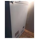 Vissani 7.0 cu. ft. Manual Defrost Chest Freezer with LED Light in White, Garage Ready (Cosmetic Damage) - Retail: $249