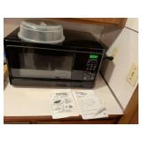 Hamilton Beach Microwave with Plate Covers