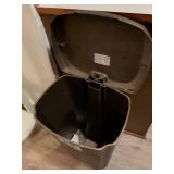 Hefty Select Step-On Trash Can 12.19 Gallon