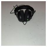 onn. Xbox Wired Video Gaming Headset with 3.5mm Connector, Flip-to-Mute Mic, Lightweight Steel - Black and Green