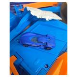 Hot Wheels Track Set with 1:64 Scale Toy Car, 4 Intersections for Crashing, Powered by a Motorized Booster, Criss-Cross Crash Track (Amazon Exclusive)