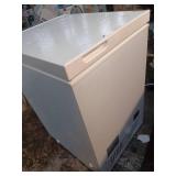 Vissani 5.0 cu. ft. Manual Defrost Chest Freezer with LED Light HMCF5W5  (Cosmetic Damage)- Retail: $219