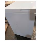 Vissani 5.0 cu. ft. Manual Defrost Chest Freezer with LED Light HMCF5W5  (Cosmetic Damage)- Retail: $219