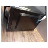 21 in. 1.1 cu. ft. 1000-Watt Countertop Microwave Oven in Fingerprint Resistant Stainless Steel and Bar handle - Retail: $109