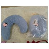 Baby lot with neck pillows and ties Baby lot with neck pillows and ties