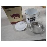 Bacon Grease Container With Strainer, 46OZ Large Enamel Grease Container, With Silicone Spatula, Farmhouse Bacon Grease Keeper, Cooking Oil Container For Kitchen Fat Storage, Dishwasher Safe-White