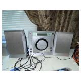 Memorex CD player/radio & 2 speakers