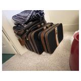 Stack of suitcases, vast, 5 small totes