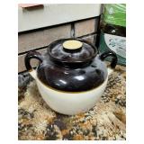 Crockery bean pot w/lid