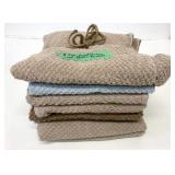 8 Lightly Used Assorted Towels