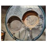 2 cast pans