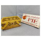 Basket and apple pie decor