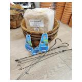 Four hanging pots only three hangers