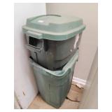 2 - 30 gallon trash cans only one has lid