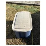 Rubbermaid tote with flip up lid 19 x 36