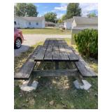 8ï¿½ x 6ï¿½ wood picnic table , could use some paint