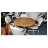 Kitchen table w 4 chairs on rollers