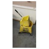 Weyt and dry floor mop bucket